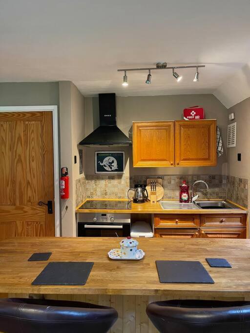 Bear Cottage, Tyn Y Cwm Eglwys-Fach ภายนอก รูปภาพ